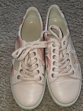 Ecco Women's Pink Leather Floral Lace-Up Sneakers